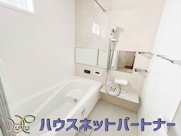 明るい作りの浴室は心も体もリフレッシュさせてくれます。窓もあるので湿気を外へ逃がすことも出来ます。