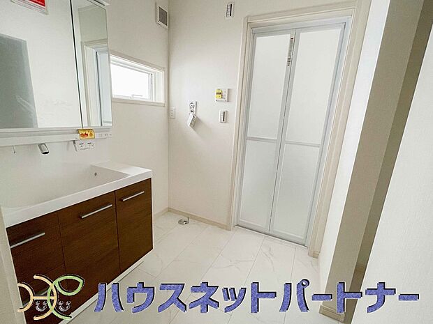 大きく見やすい三面鏡で清潔感ある洗面台は、身だしなみチェックや肌のお手入れに最適です。何かと物が増える場所だからこそ、スッキリと見映えの良い空間に拵えました。