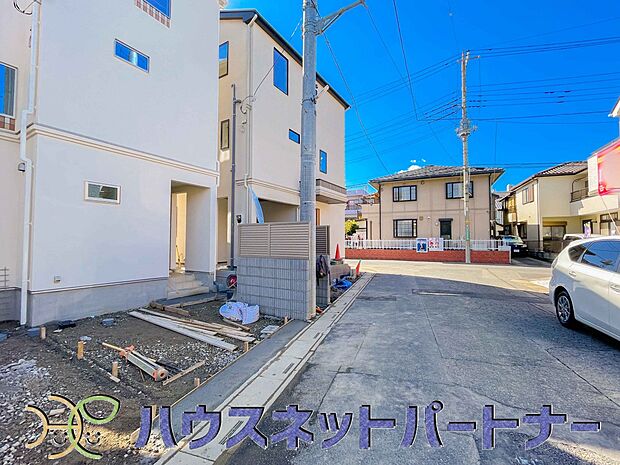 前面道路の日当たりの良い明るいお家。