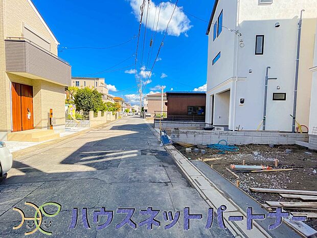 前面道路でお車を駐車するのも楽々。