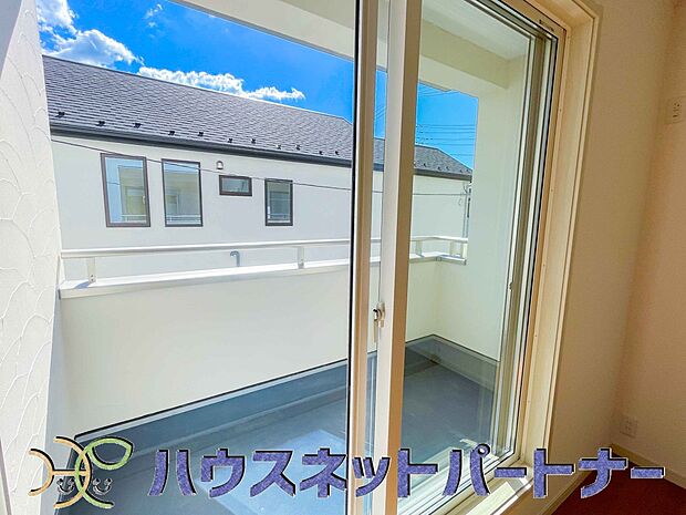 青い空が近くに感じるバルコニーは、爽やかな風をお部屋へ運んでくれます。