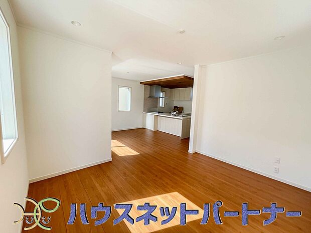 リビングは、食事スペースと寛げる場所設けてもまだ余裕の広さ。明るい光が照らしてくれます。