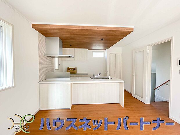 キッチンカウンターがあると配膳が楽なことがメリットの一つ。後片付けをするときも、ダイニングテーブルからあまり動かずに流し台へ運ぶことができるので便利です♪