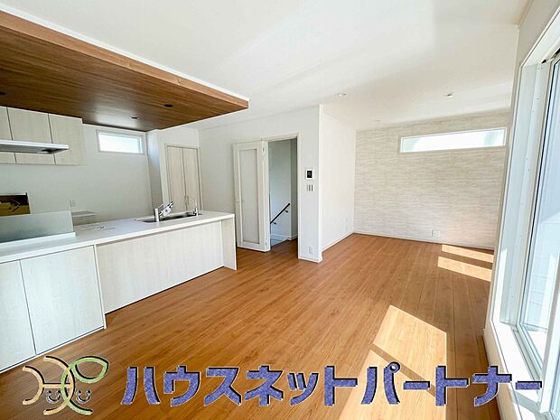 リビングは、食事スペースと寛げる場所設けてもまだ余裕の広さ。明るい光が照らしてくれます。