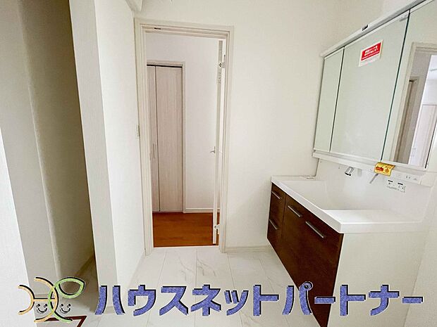 広い脱衣所、洗面台も大きなサイズを設置。建売では見ない広さと解放感。