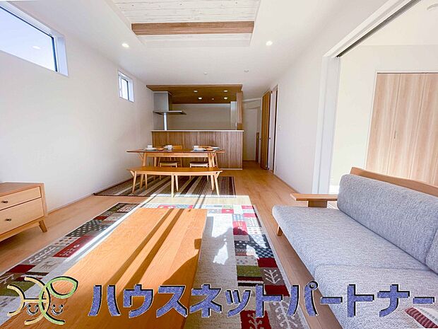 通風・採光に優れ、心地よい光と風が溢れています。 贅沢で豊かな居住性と、プライドを満たすクオリティが見事に調和した住空間。新築ならではの快適なひとときをご体感頂ける筈です。