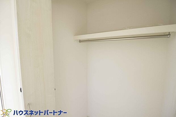 壁面クローゼットのメリットは、衣類が横一列に並ぶためひと目で洋服が選びやすいこと。衣類をたくさんお持ちの方も、限られたスペース内に無理なく収納することができます。