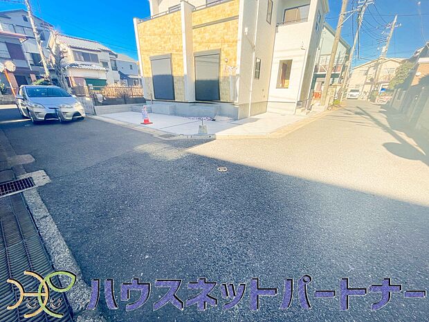 前面道路でお車を駐車するのも楽々。