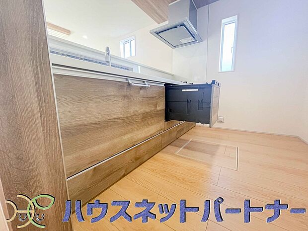 食洗機完備なので冬場の冷たい洗い物や忙しい主婦だからこそ食洗機をかけてる間に他の家事をこなすこともできちゃいますね。