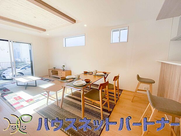 リビングは、食事スペースと寛げる場所設けてもまだ余裕の広さ。明るい光が照らしてくれます。