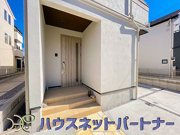 玄関の扉を開けるとそこは家族の待つお家。笑い声が聞こえてきそう。