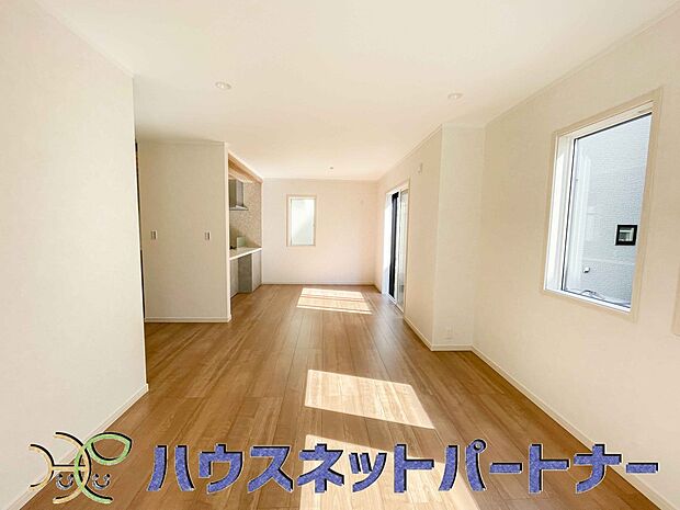 明るい日差し入るリビングは、お友達を招きパーティーが楽しめる広さですよ。