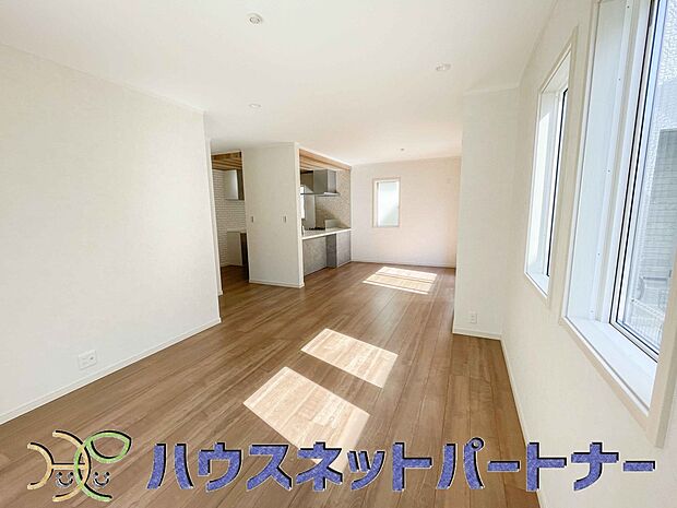 太陽の光が照らす明るいリビングは、開放感があり通風・採光に優れ、心地よい光と風が舞い込んできます。心休まるリビングは何よりも快適な時間を過ごせます。