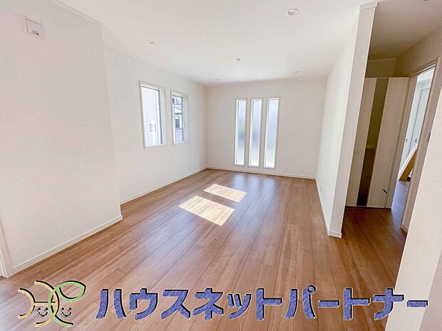 整然とした空間演出、快適な理想の暮らしの実現は家のみの拘りではなく、そこで暮らす方々にとって素敵な環境であることも挙げられると思います。四季折々の変化が奏でる鼓動を楽しんで下さい。