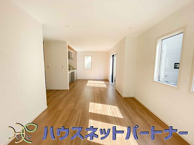 整然とした空間演出、快適な理想の暮らしの実現は家のみの拘りではなく、そこで暮らす方々にとって素敵な環境であることも挙げられると思います。四季折々の変化が奏でる鼓動を楽しんで下さい。