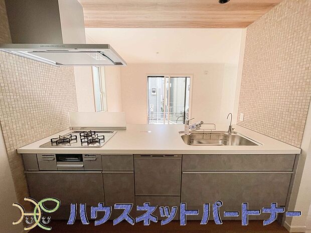 ビルトイン食器洗乾燥機完備。家事のお手伝いをしてくれる奥様の味方です。食器を洗っている間にお掃除など、様々なシーンで家事の時短に役立つ食洗機。省スペースのビルトインタイプを採用致しました。