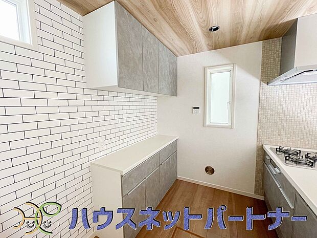 調理器具や食器などの小物がいっぱいのキッチン。少し気を抜くとすぐにごちゃごちゃしてしまいますよね。そんなお悩みをスッキリ解決してくれるものが、キッチン収納です。