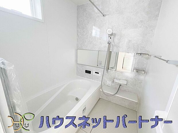 エコベンチ浴槽。全身浴と半身浴ができる高い機能性と、満水容量を削減して水道・光熱費を節約しました。デザインとエコ性能を両立させた、これからのスタンダード浴槽です。