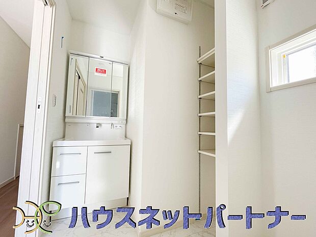 家の中でも特にプライベートスペースとなる洗面所は、洗濯場所と浴室を同じ空間でまとめております。小窓を設置しておりますので、熱気などが籠りやすい空間でちょっとした空気の入れ替えを。