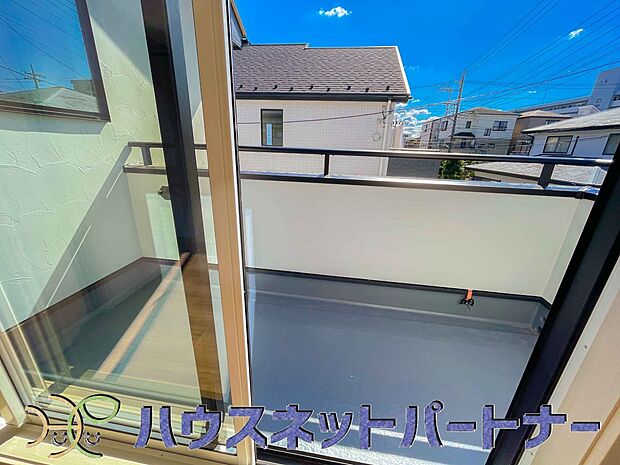 青い空が近くに感じるバルコニーは、爽やかな風をお部屋へ運んでくれます。