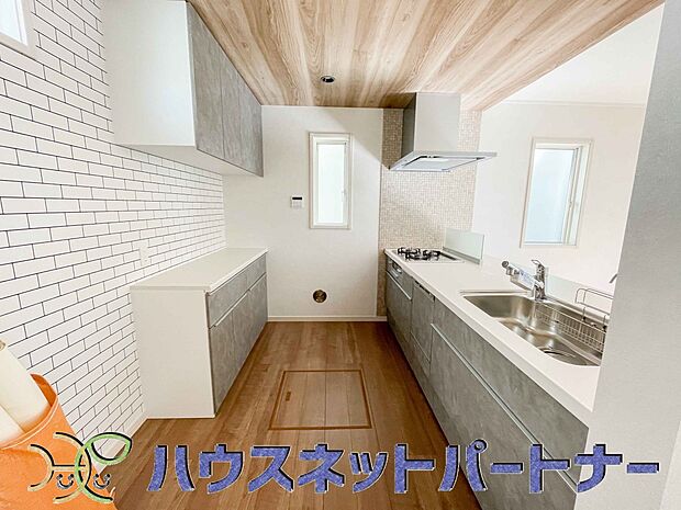 明るい自然光が入る作業スペースを多くとったキッチン採用。夫婦揃ってキッチンに立っても調理がしやすく、家事をしながら会話も弾みます。食器類もすっきりと片付く収納力。