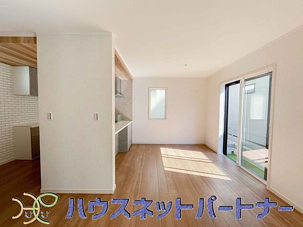 リビングは、食事スペースと寛げる場所設けてもまだ余裕の広さ。明るい光が照らしてくれます。