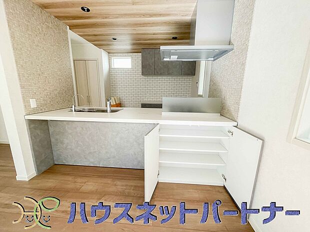 雑誌の一コマのようなダイニングキッチン。収納も豊富で機能的です。