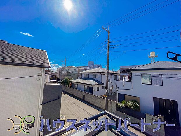 周辺は高い建物が無く、解放感が感じられます。