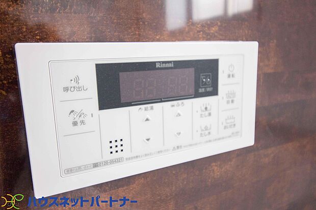 パネルからワンタッチで自動的にお湯張りができる設備。お風呂のお湯がたまったかどうかいちいち浴室へ確認に行かずにすみ、うっかりお湯を溢れさせてしまうこともなくなります。
