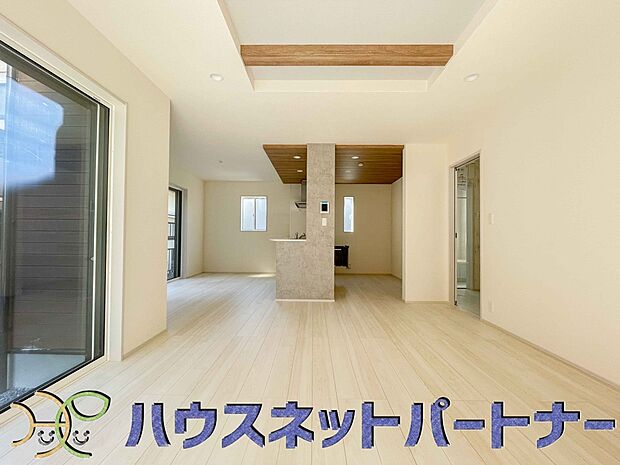 明るい日差し入るリビングは、お友達を招きパーティーが楽しめる広さですよ。