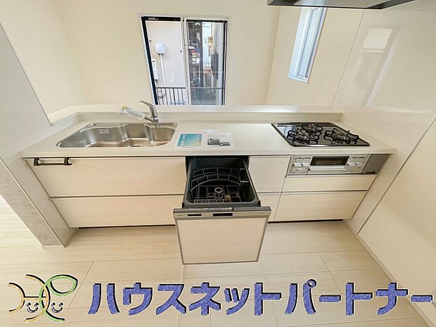 三口コンロで料理の幅を拡げてくれる使いやすいシステムキッチンを採用。洗い場も大きいので野菜や食器を洗ったりする際にも捗り、奥様の強い味方となってくれるはずです。
