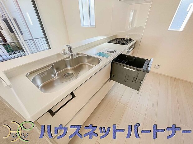 カウンターキッチンは広くて収納力もあるので、快適に料理をすることができます。食器や炊事用具を手の届くところに配置しやすいため調理もスピーディーです。