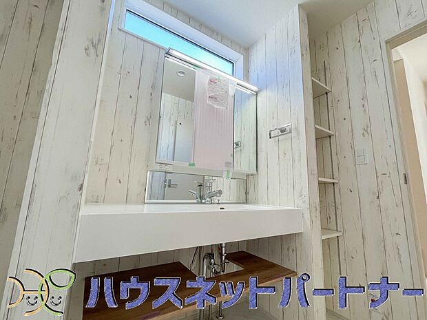 大きく見やすい三面鏡で清潔感ある洗面台は、身だしなみチェックや肌のお手入れに最適です。何かと物が増える場所だからこそ、スッキリと見映えの良い空間に拵えました。