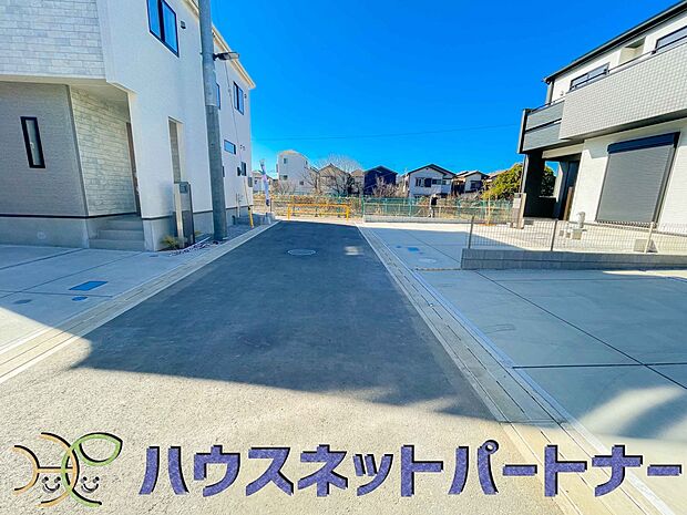 前面道路でお車を駐車するのも楽々。