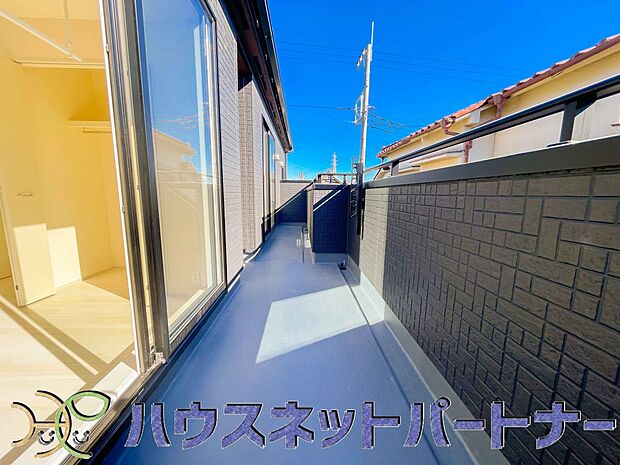 陽当たりの良いバルコニーは清清しい風を室内に送り込んでくれます。快適な生活を楽しめます。