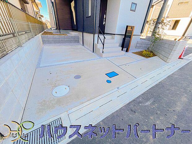 玄関横に駐車場なのでお買い物をした後は楽にお家へ。沢山お買物した時は助かりますね。