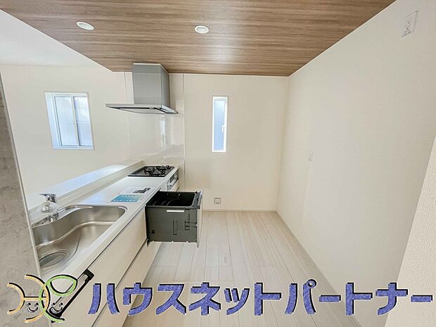 収納の取っ手がないのでとても動きやすいです。コンロも3口なので料理のレパートリーも増え、時短料理にも使えます。