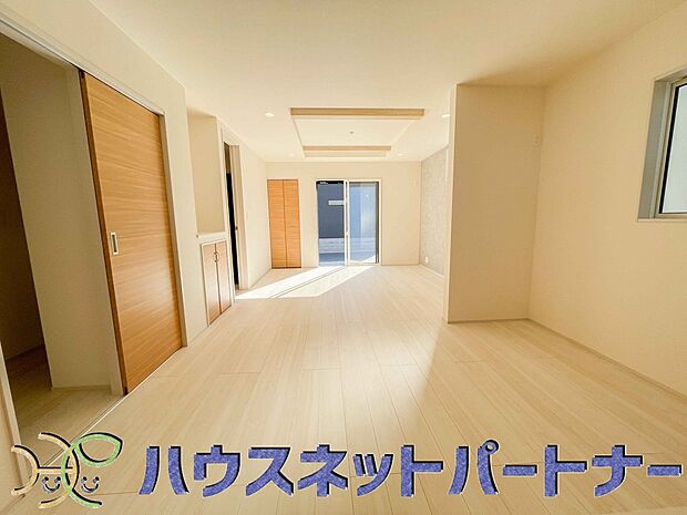 整然とした空間演出、快適な理想の暮らしの実現は家のみの拘りではなく、そこで暮らす方々にとって素敵な環境であることも挙げられると思います。四季折々の変化が奏でる鼓動を楽しんで下さい。