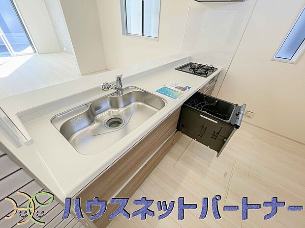 人工大理石トップを纏った最新設備搭載のシステムキッチン。収納数も多いので、常に纏まりある空間に。DKを見守りながらお料理も出来るので、お子様がいても安心です。