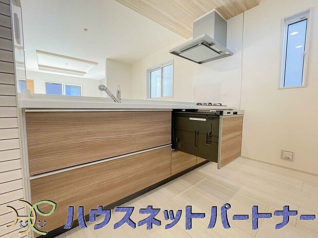 木目調のキッチンは落ち着いた雰囲気で収納もたくさん。嬉しい食洗器付です。汚れも目立ちません。