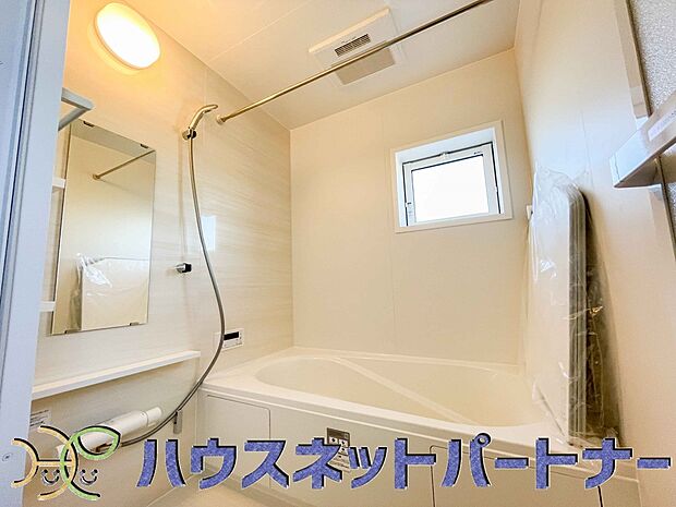 明るい作りの浴室は心も体もリフレッシュさせてくれます。窓もあるので湿気を外へ逃がすことも出来ます。