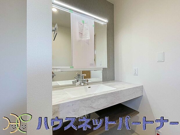 十分な大きさの洗面台は、身だしなみチェックや歯磨きなど、朝の慌ただしい時間でもホテルライクなスペースで余裕とゆとりを感じて頂けます。