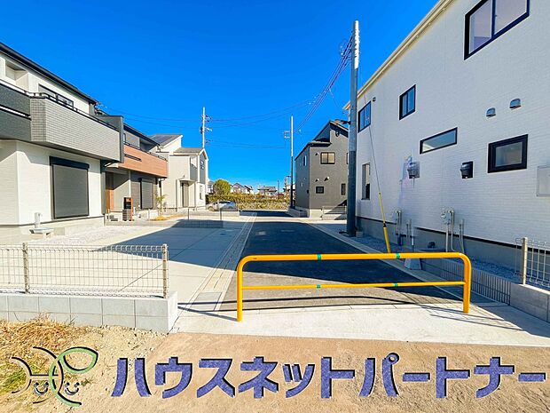 角地でお車を駐車するのも楽々。広い道路なのでお子様の通学も安心ですね。