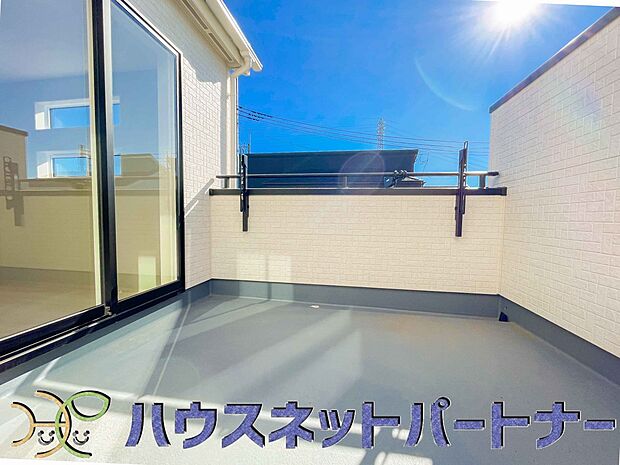 陽当たりの良いバルコニーは清清しい風を室内に送り込んでくれます。快適な生活を楽しめます。