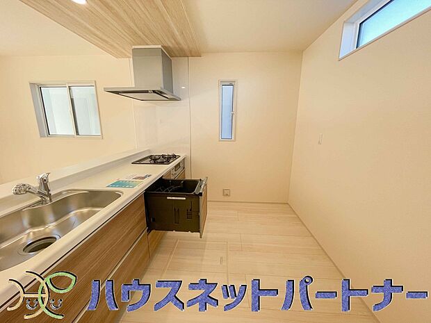 家族の様子を見ながらキッチンでお料理。一日の出来事を会話しながらの家事は嬉しいコミュニケーション。