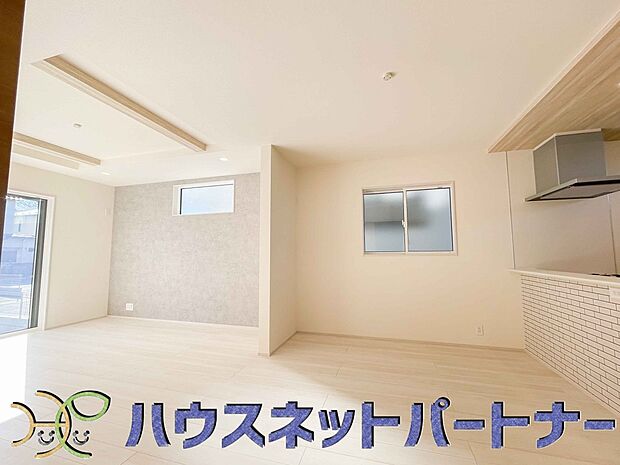 リビングは、食事スペースと寛げる場所設けてもまだ余裕の広さ。明るい光が照らしてくれます。