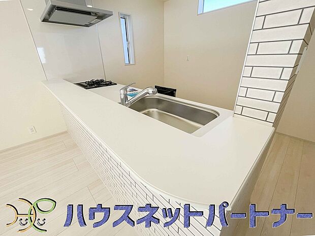 カウンターキッチンなら、リビングで遊ぶ子供の様子を見ながら料理ができるので安心です。料理を運んでもらったり、子供にお手伝いしてもらいやすいのもいいですね。