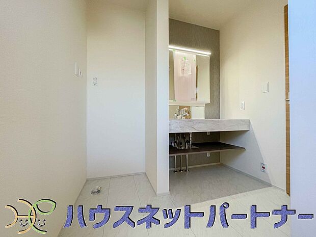 広い脱衣所、洗面台も大きなサイズを設置。建売では見ない広さと解放感。