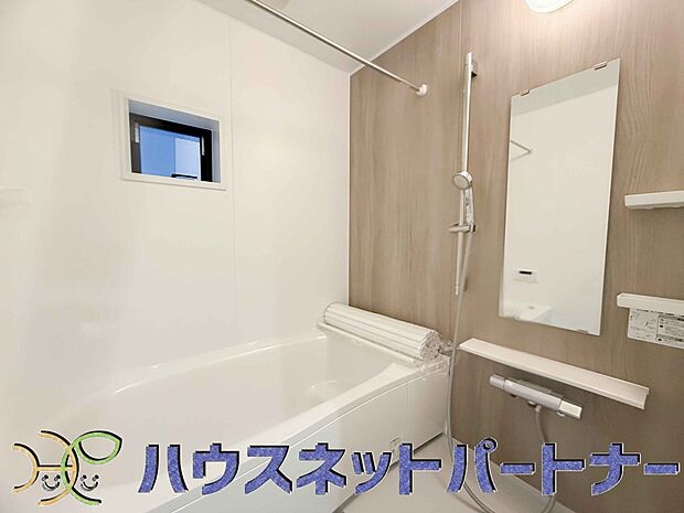 冬場にはヒヤッとしないように暖房機能、梅雨の時期には乾燥等、機能的で清潔感溢れる浴室。快適・清潔な空間で心も体もオフになる時間を楽しむことが可能です。