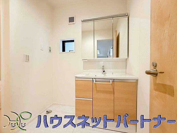 洗面室のある脱衣所は広々。脱いだお洋服をそのままお洗濯。